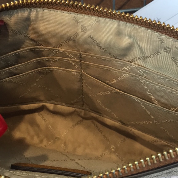 Michael Kors wristlet - Picture 4 of 4